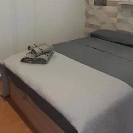 - Sleeps 2 3 - Pool -